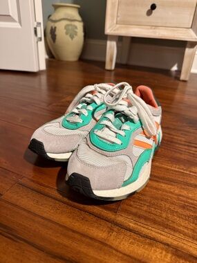 Adidas Kids/Women Lightweight Casual Sneakers in Gray, Teal & peach 6Y 8W
